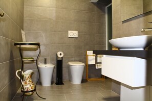 Shower, hair dryer, bidet, towels - WOW San Miniato! 2 Bedrooms Central Apartment (San Miniato)