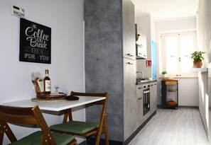 Fridge, oven, stovetop, coffee/tea maker