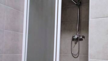 Dusche, Haartrockner, Bidet, Handtücher