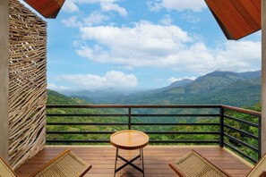 Suite de lujo, balcón, vistas al jardín | Caja fuerte, tabla de planchar con plancha, wifi gratis