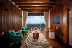 Luxury-Suite, Balkon, Gartenblick | Zimmersafe, Bügeleisen/Bügelbrett, kostenloses WLAN