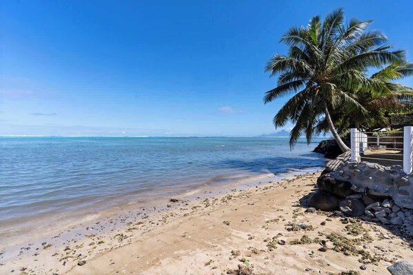 On the beach - Spacious 3BR Oceanfront Retreat Paea, Tahiti (Pā'ea)
