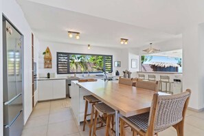 Geladeira, micro-ondas, fogão, cooktop