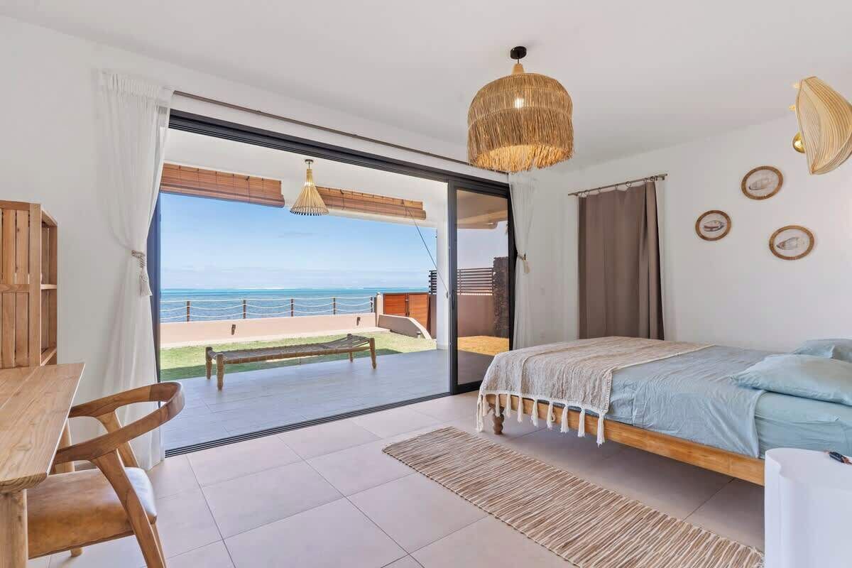 Escritorio, tabla de planchar con plancha, wifi y ropa de cama 