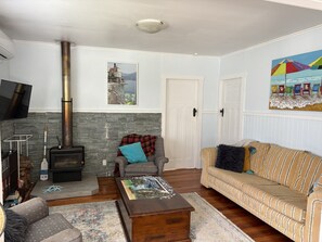 Smart-TV, Kamin, DVD-Player, Bücher