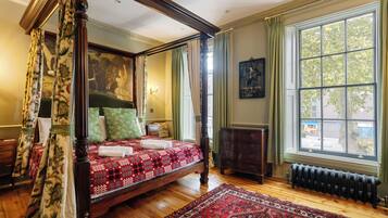 4 bedrooms, desk, iron/ironing board, WiFi