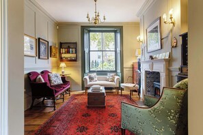 تلفزيون، مدفأة، مكتب