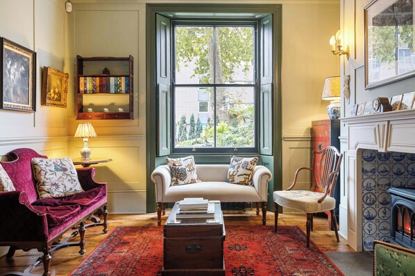 TV, fireplace, offices - Luxury 1820s Georgian Home · 5-Min Walk to Station (Greater London)