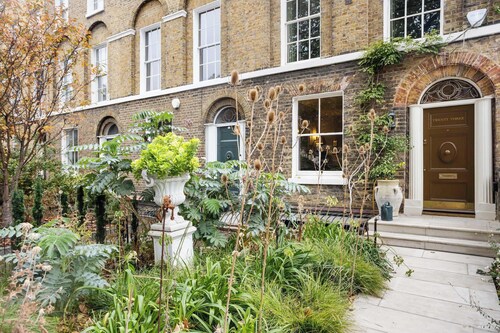 Luxury Family Home 5-Min Walk to Station