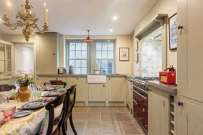 Fridge, microwave, oven, stovetop - Luxury 1820s Georgian Home · 5-Min Walk to Station (Greater London)