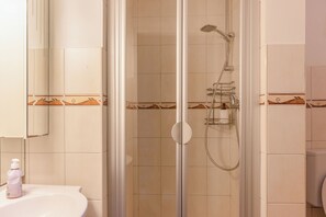 Ducha, artículos de tocador gratuitos, secador de pelo, toallas