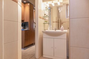 Appartement de base | Salle de bain | Douche, articles de toilette (gratuits), séchoir à cheveux