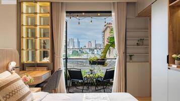 Luxury Apartment, 3 Bedrooms, Non Smoking, City View | Bar mini, meja, seterika/papan seterika, Wi-fi percuma