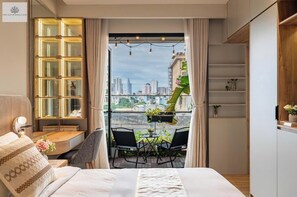 Luxury Apartment, 3 Bedrooms, Non Smoking, City View | Bar mini, meja, seterika/papan seterika, Wi-fi percuma 