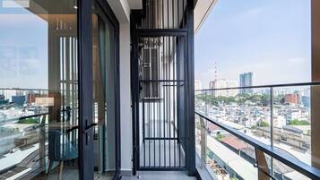 Deluxe Apartment, 3 Bedrooms, Non Smoking, City View | Bar mini, meja, seterika/papan seterika, Wi-fi percuma