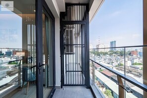 Deluxe Apartment, 3 Bedrooms, Non Smoking, City View | Bar mini, meja, seterika/papan seterika, Wi-fi percuma 