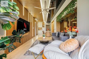 Luxury Apartment, 3 Bedrooms, Non Smoking, City View | Ruang tamu | 24 inci televisyen dengan digital 