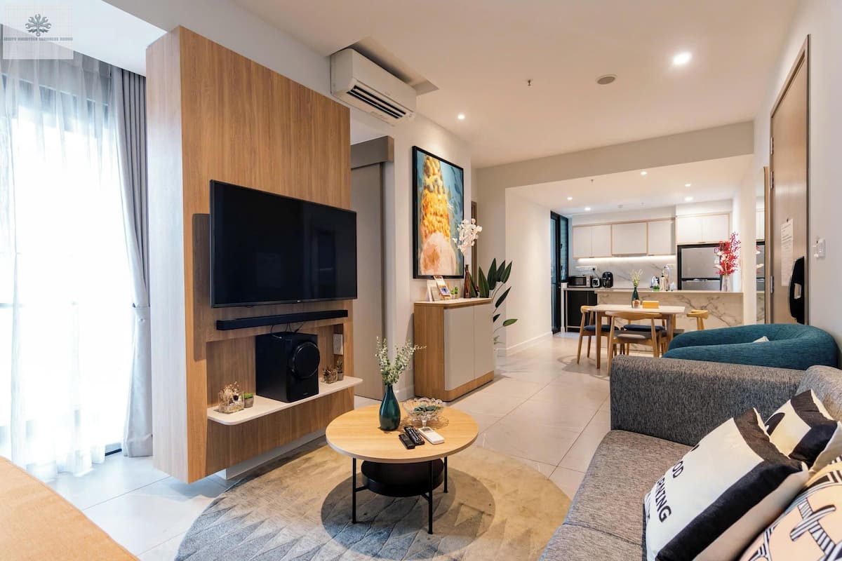 Luxury Apartment, 2 Bedrooms, Non Smoking, City View | Ruang tamu | 24 inci televisyen dengan digital