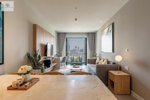 Apartamento Deluxe, 3 habitaciones, no fumadores, vistas a la ciudad | Zona de estar | Televisión de 24 pulgadas con canales digitales