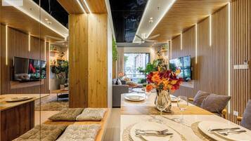 Luxury Apartment, 3 Bedrooms, Non Smoking, City View | Ruang tamu | 24 inci televisyen dengan digital