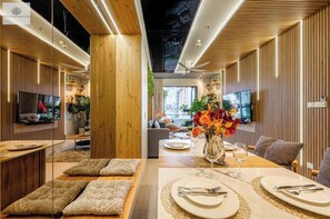 Luxury Apartment, 3 Bedrooms, Non Smoking, City View | Ruang tamu | 24 inci televisyen dengan digital 