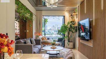 Luxe appartement, 3 slaapkamers, niet-roken, uitzicht op de stad | Woonruimte | Een 24-inch televisie met digitale zenders