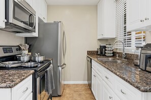 Een magnetron, een oven, een kookplaat, een vaatwasser