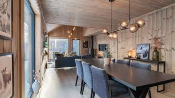 Cabin, 4 Bedrooms, Balcony, Lake View | Dining room