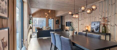 เคบิน, 4 ห้องนอน, ระเบียง, วิวทะเลสาบ | ห้องรับประทานอาหาร