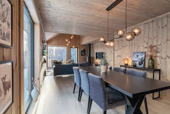 Ferienhütte, 4 Schlafzimmer, Balkon, Seeblick | Esszimmer