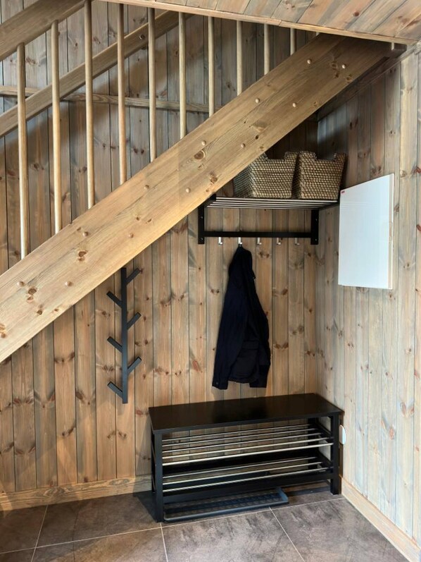 Cabin, 4 Bedrooms, Balcony, Lake View | Interior