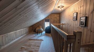 Cabin, 4 Bedrooms, Balcony, Lake View | Interior