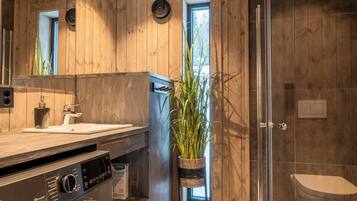 Cabin, 4 Bedrooms, Balcony, Lake View | Bathroom