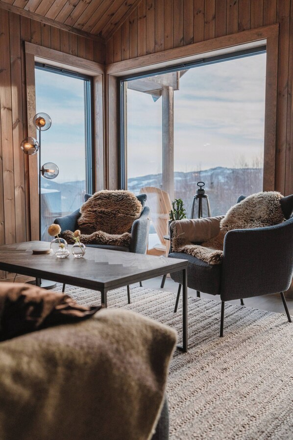 Cabin, 4 Bedrooms, Balcony, Lake View | Interior