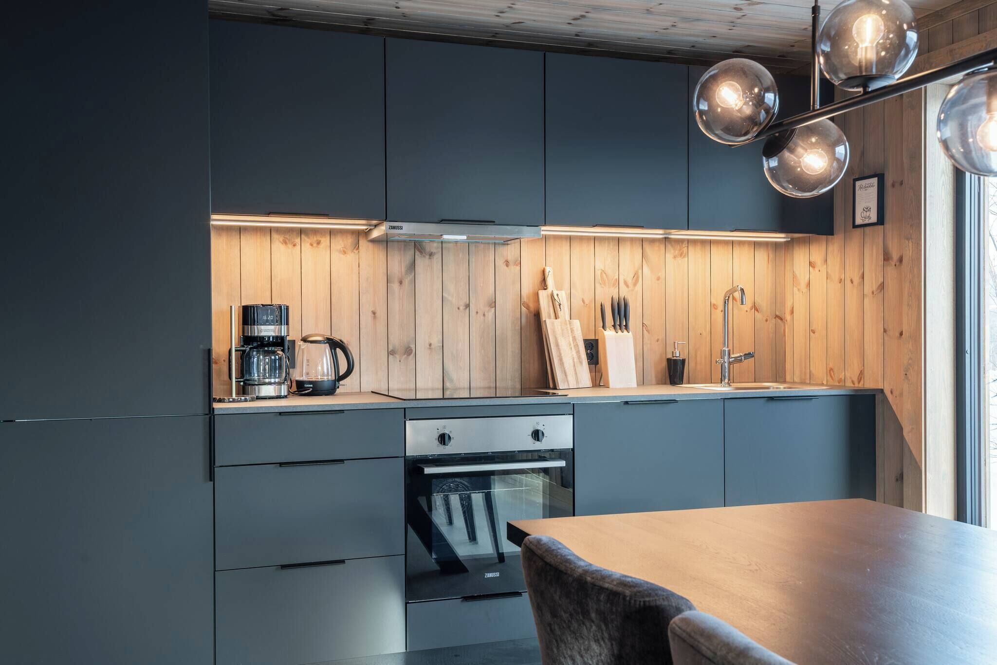 Cabin, 4 Bedrooms, Balcony, Lake View | Interior