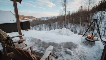 Cabin, 4 Bedrooms, Balcony, Lake View | Outdoor dining