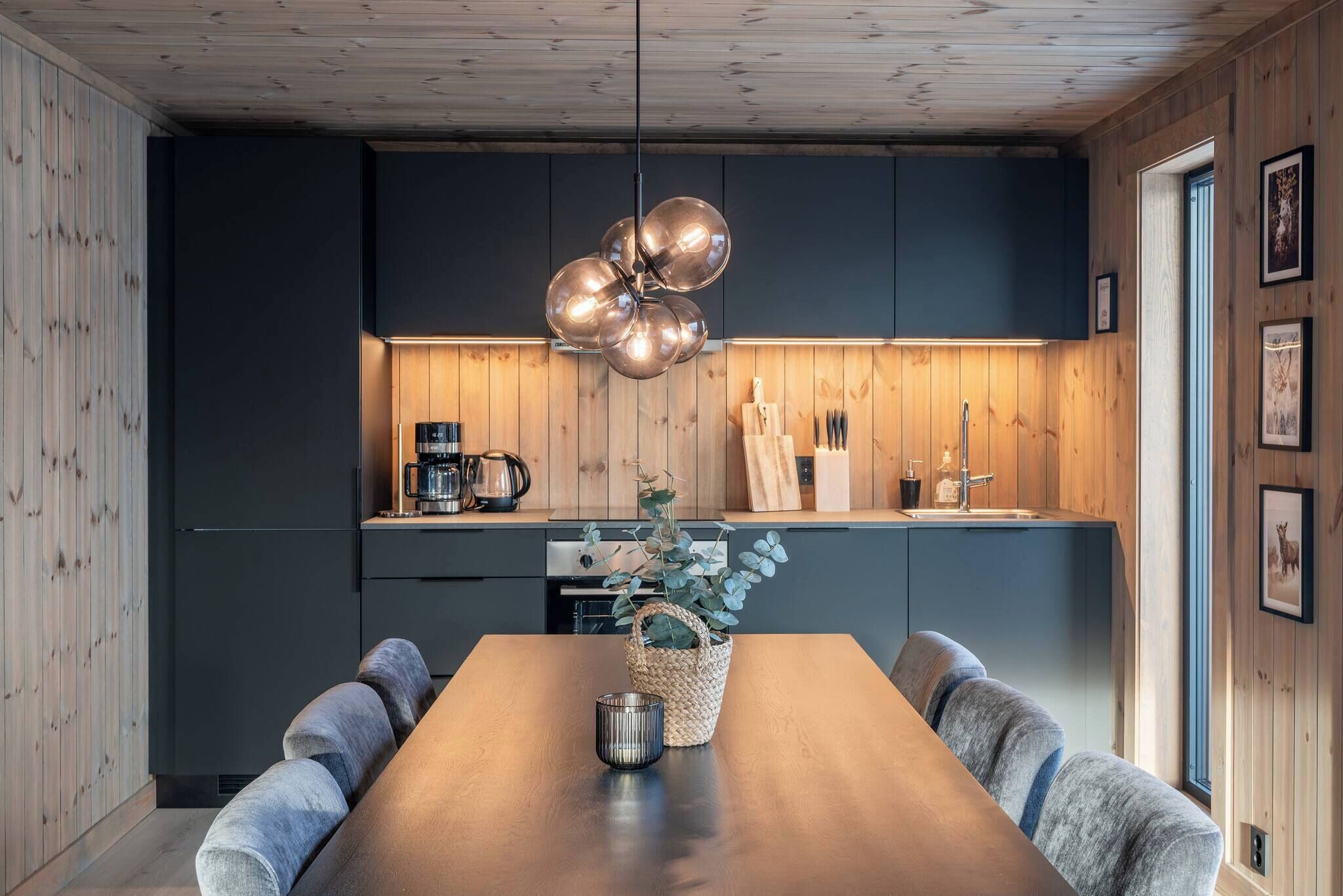 Kabin, 4 kamar tidur, balkon, pemandangan danau | Ruang makan