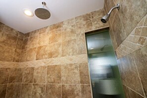 Shower, hair dryer, towels - Sunrise on the Coast- Diamond Beach 3/2 Condo - Ocean & Pool Views from Balcony (Galveston)