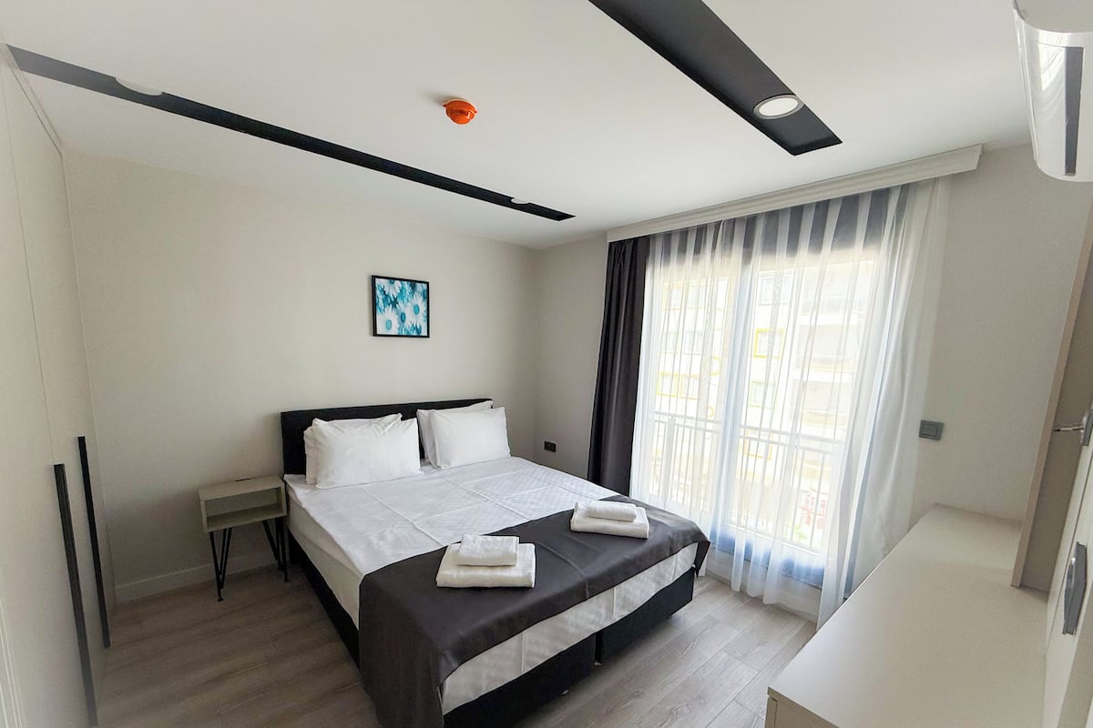 أغطية فراش متميزة وأسرّة تيمبور بديك ومكتب ومساحة عمل للكمبيوتر المحمول