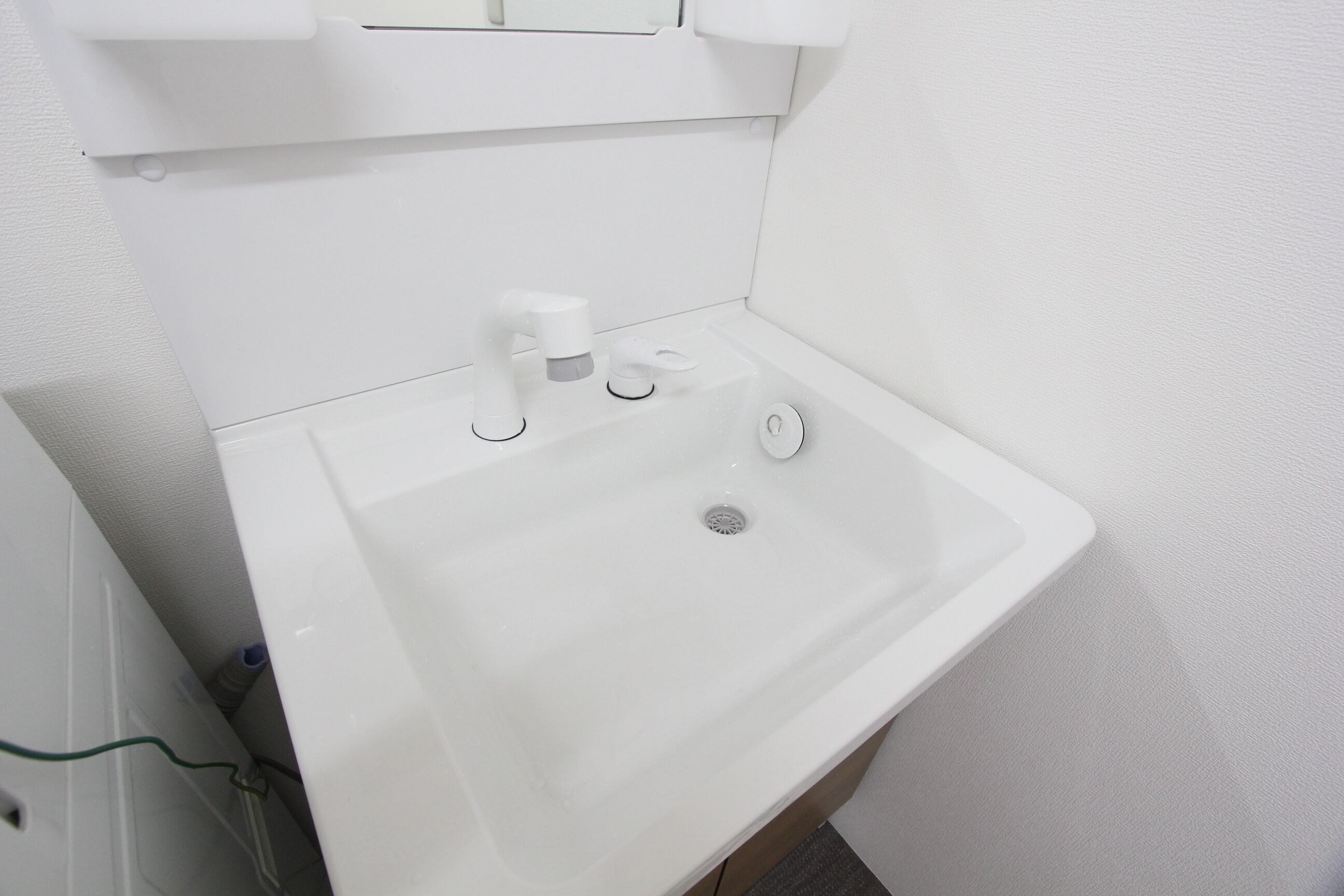 Chuveiro, secador de cabelo, bidê, toalhas de banho