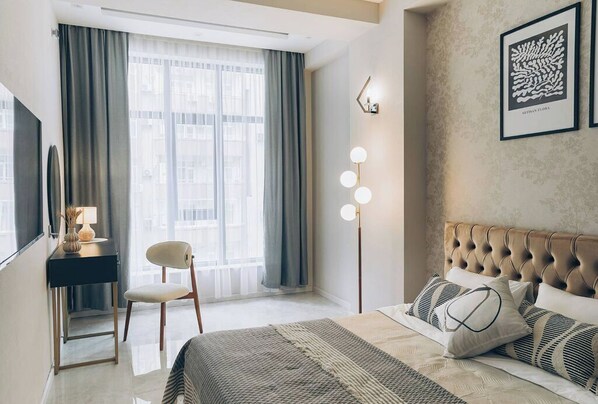 In-room safe, desk, laptop workspace, blackout drapes - Lev bir (Baku)