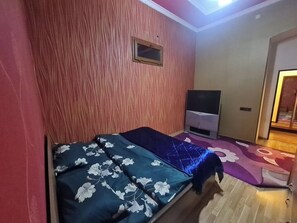 Brankas, meja kerja, ruang kerja ramah laptop, dan tirai kedap cahaya