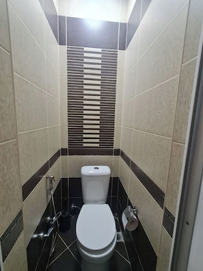 Perlengkapan mandi gratis, pengering rambut, sandal, dan handuk