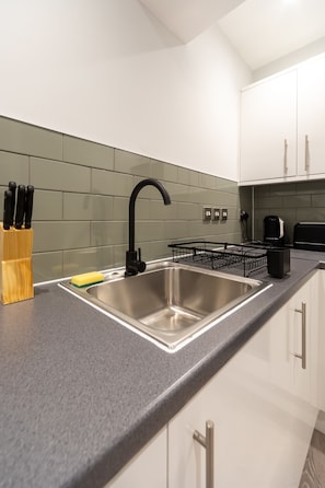 Kjøleskap, mikrobølgeovn, ovn og kokeplater