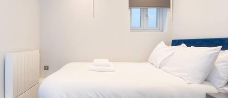 1 dormitorio, escritorio, tabla de planchar con plancha y wifi