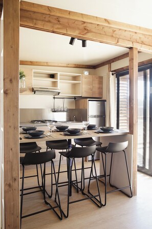 Tetera/pava eléctrica, tostadora, silla alta para bebés