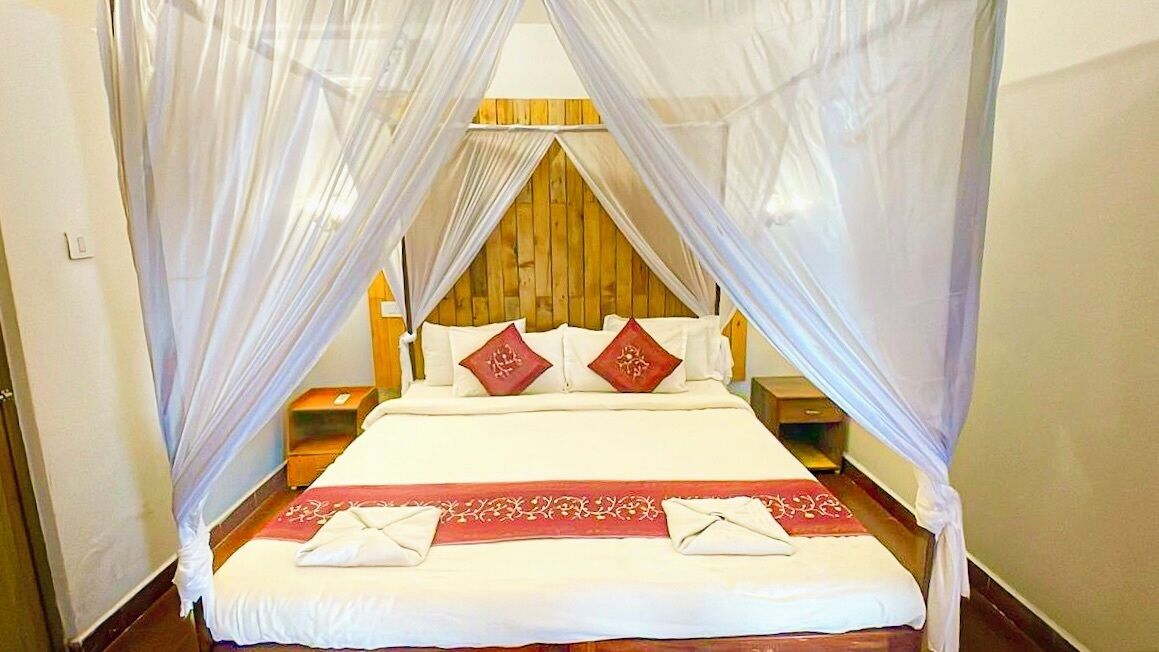 Quarto casal luxo, vista para a piscina | Escrivaninha, espaço de trabalho para notebook, Wi-Fi de cortesia