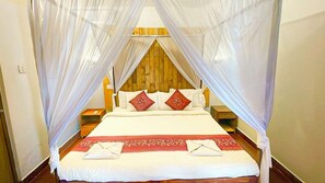 Escritorio, espacio para trabajar con laptop y wifi gratis 