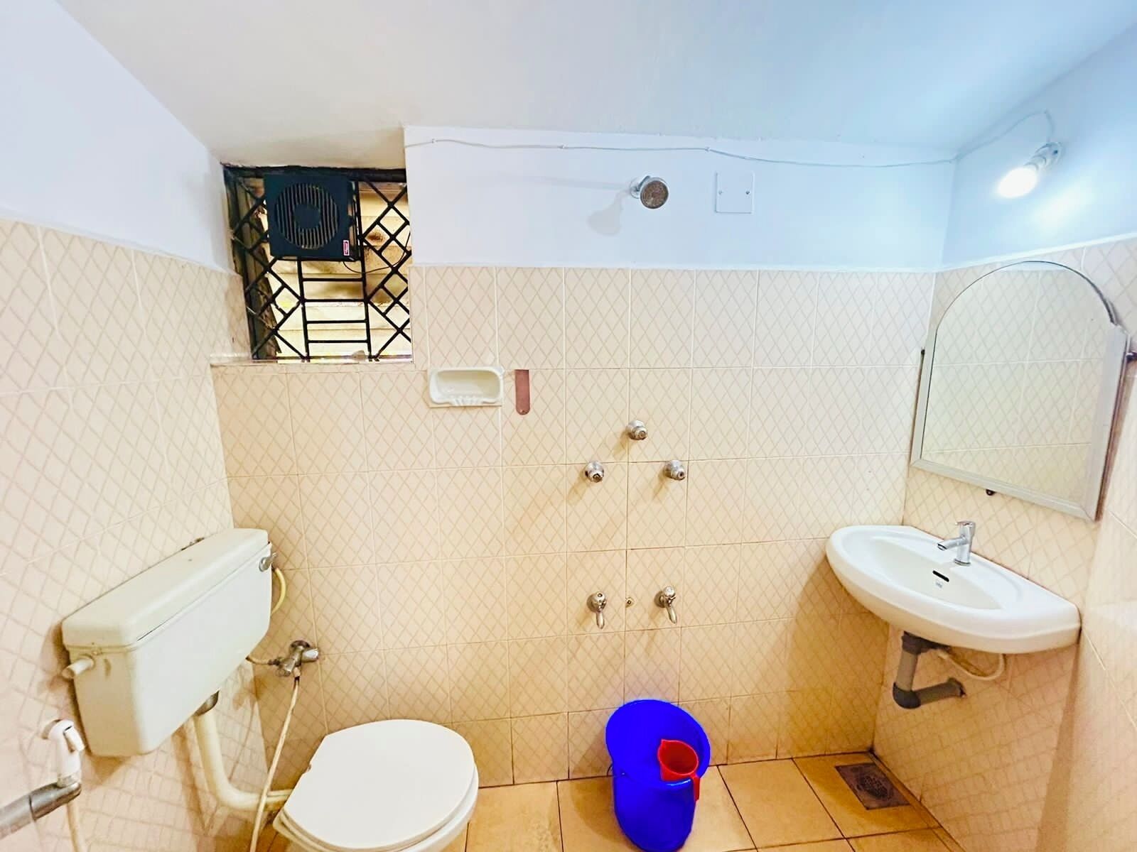 Deluxe Double Room, Pool View | Bathroom | Towels, soap, shampoo, toilet paper