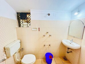 デラックス ダブルルーム プールビュー | バスルーム | タオル、石鹸、シャンプー、トイレットペーパー